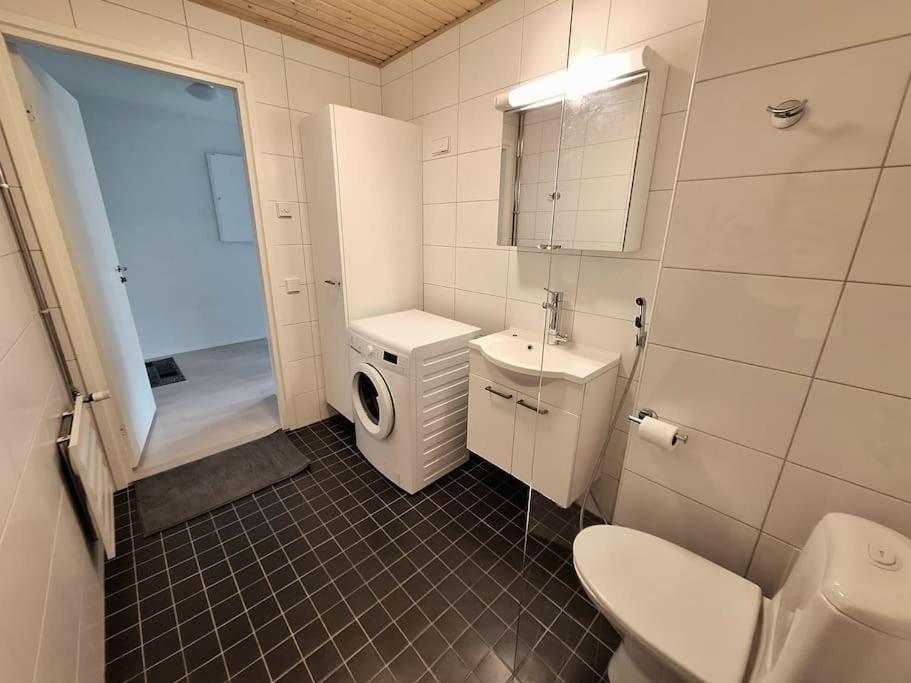 2-room 7 Min By Train From Airport *