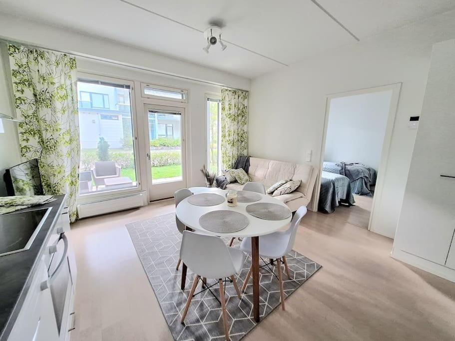 2-room 7 Min By Train From Airport *